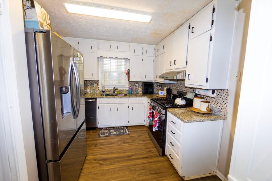 Building Photo - 917 Chartley Dr SW