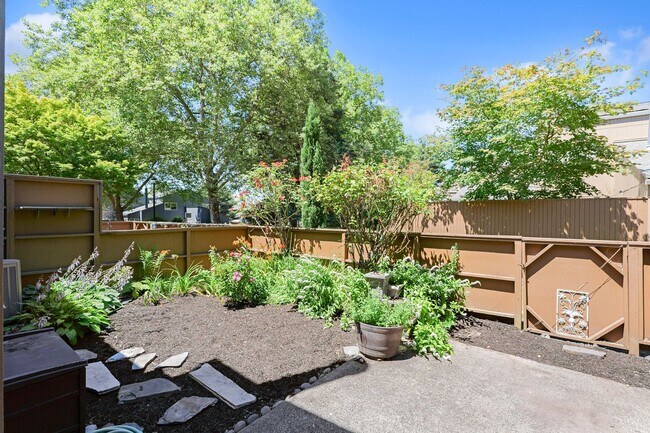 Building Photo - 2 Bedroom, 1.5 Bathroom Townhome-Style Condo in Tanasbrook, Near Tanasbourne!