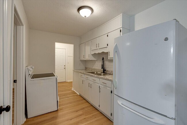 Building Photo - 105 S Howell Ave