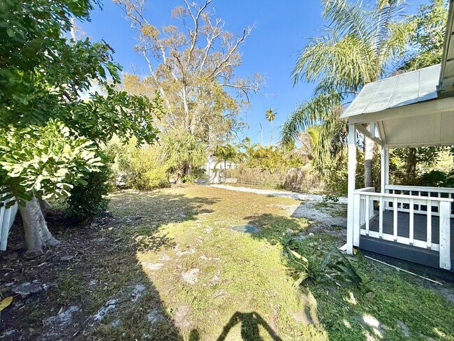 Building Photo - 713 Smith St