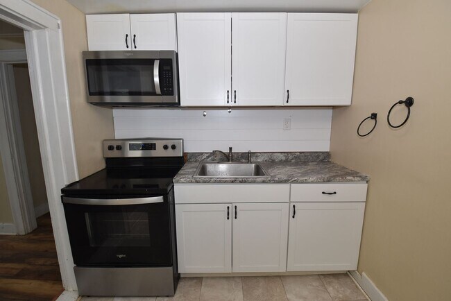 Building Photo - 135 E Eckman St