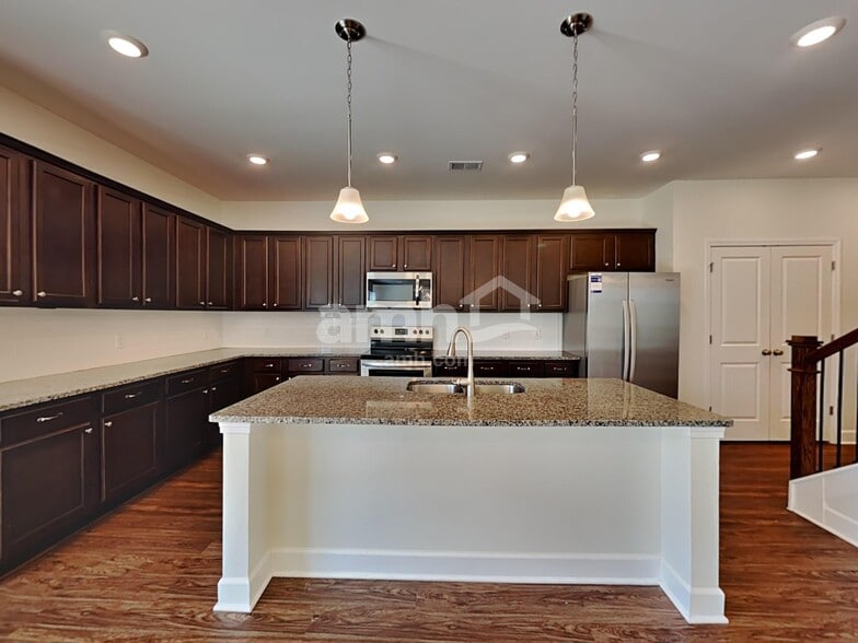 Building Photo - 5708 Lakemont Dr