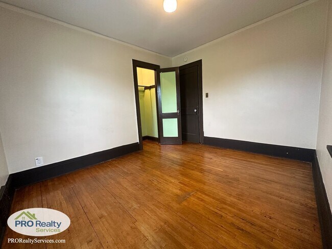 Building Photo - 3 Bedroom Plus Den Home in St. Paul