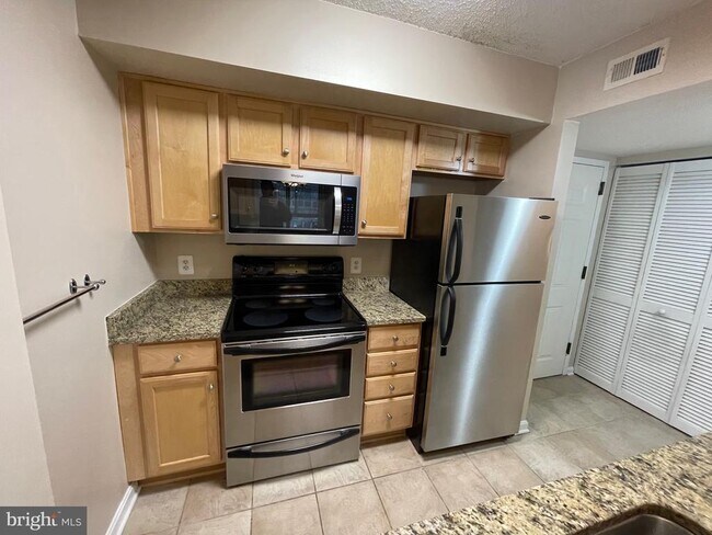 Building Photo - 1024 N Utah St