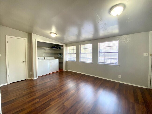 Building Photo - 30th-407 E