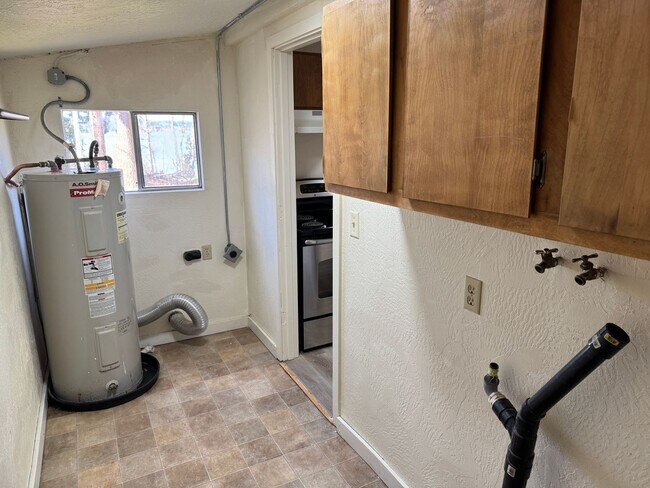 Building Photo - Freshly updated 2 bed, 1 bath house in Lowell