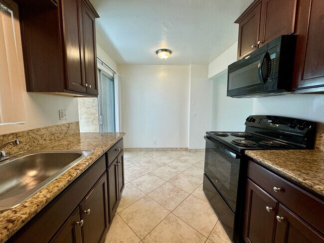 Building Photo - GREAT LOCATION! POINT LOMA 2BD/1.5BA TOWNH...