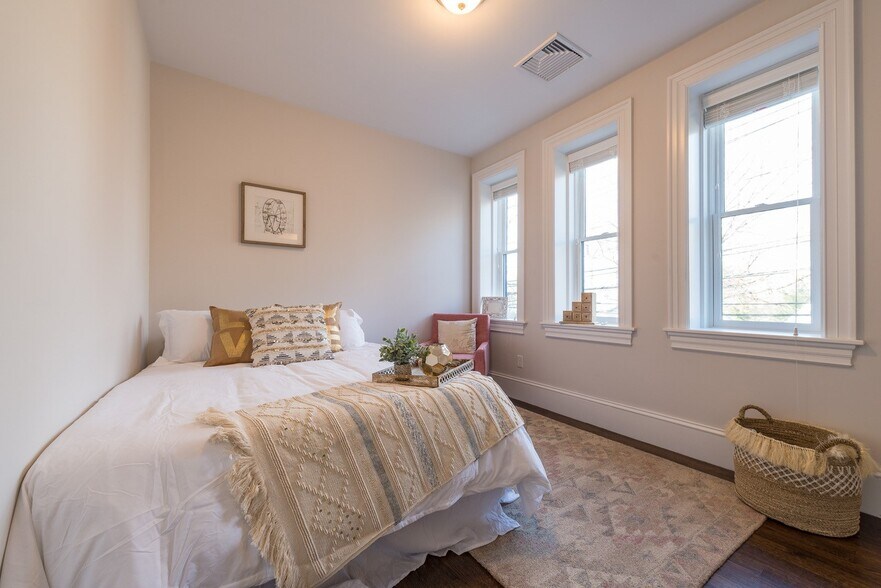 Building Photo - 2044 Beacon St