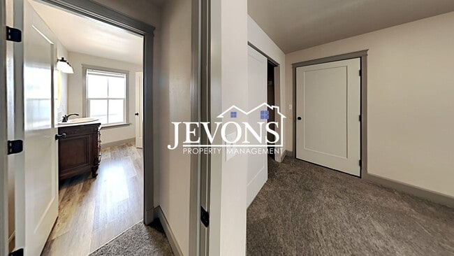 Building Photo - Spacious 4-bedroom home with fully equippe...