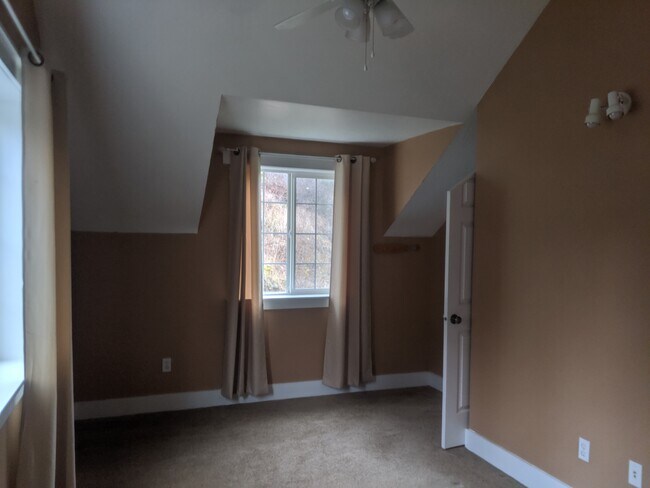 Building Photo - 64 Battle Hollow Ave