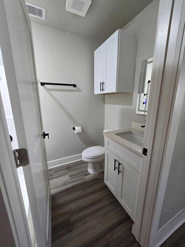 Building Photo - 3 Bed 2 Bath Apartment