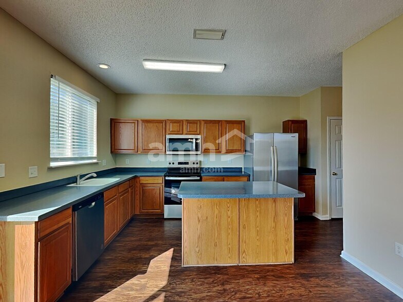 Building Photo - 11484 Brian Lakes Dr N