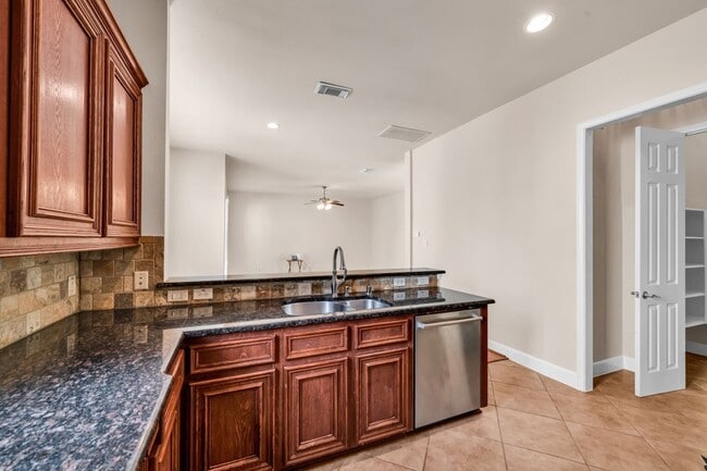 Building Photo - 1607 W Dallas St