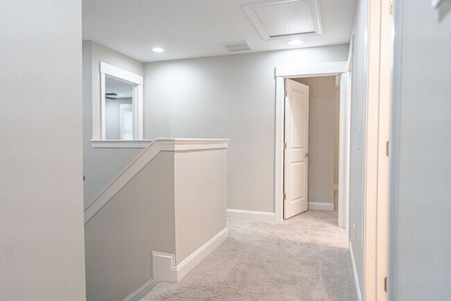Building Photo - 643 Lilac Ln