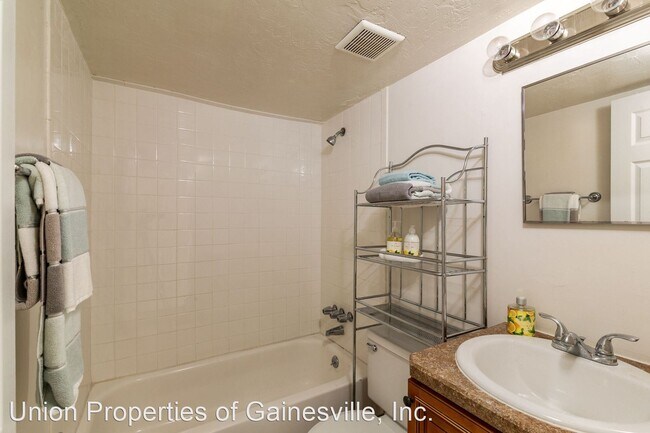 Building Photo - 1 br, 1 bath Apartment - 3555 SW 20th Avenue