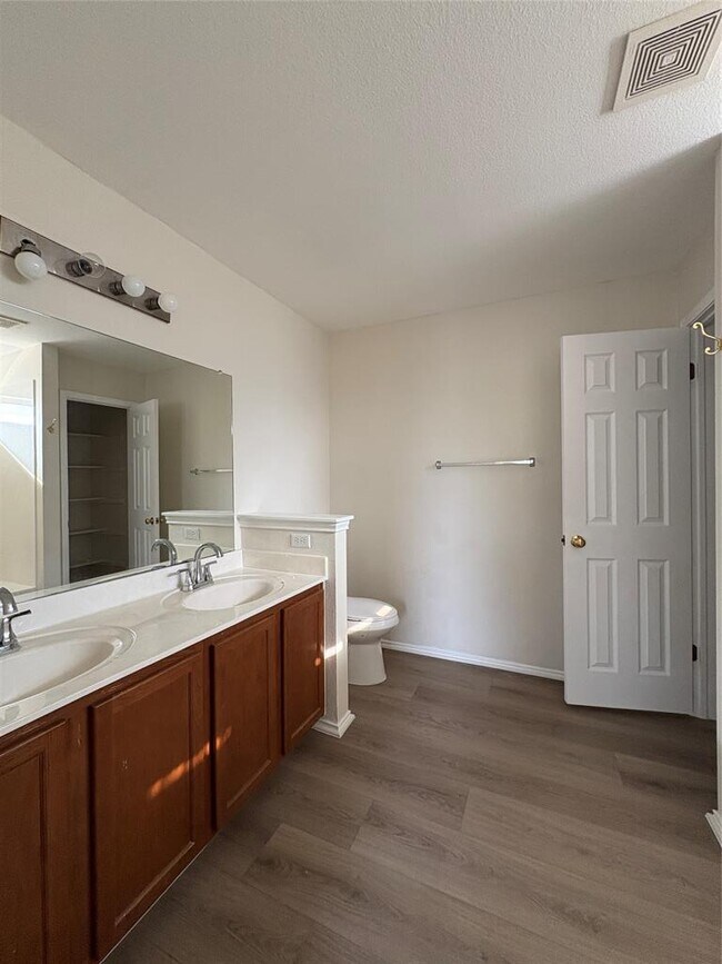 Building Photo - 14304 Sarah Ann Dr