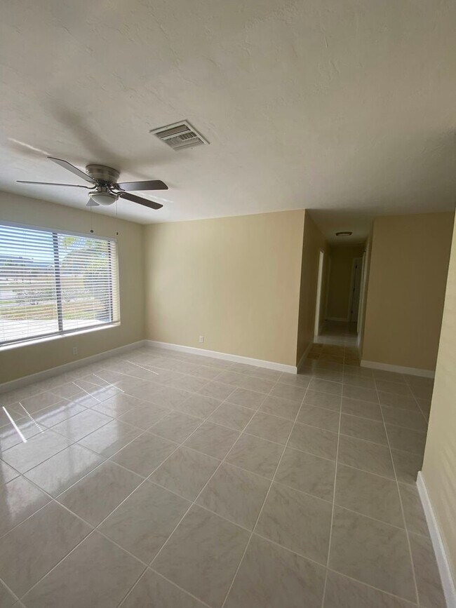 Building Photo - Beautiful 3-bedroom home located in Delray...