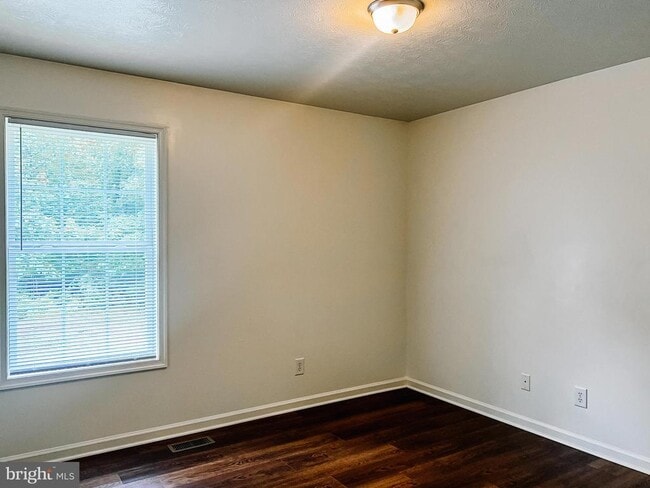 Building Photo - 104 Basin Dr