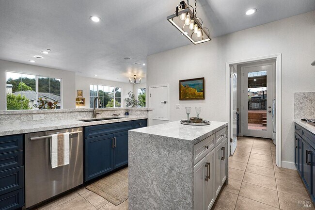 Building Photo - Luxury Living in Fountaingrove