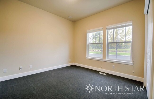 Building Photo - Stunning 3 bed/3 bath in Summit West