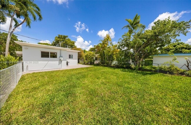 Building Photo - 1096 Raven Ave