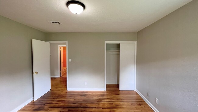 Building Photo - Hello Gorgeous !! 3- bedroom just waiting ...