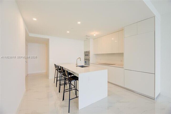 Building Photo - 700 NE 24th St