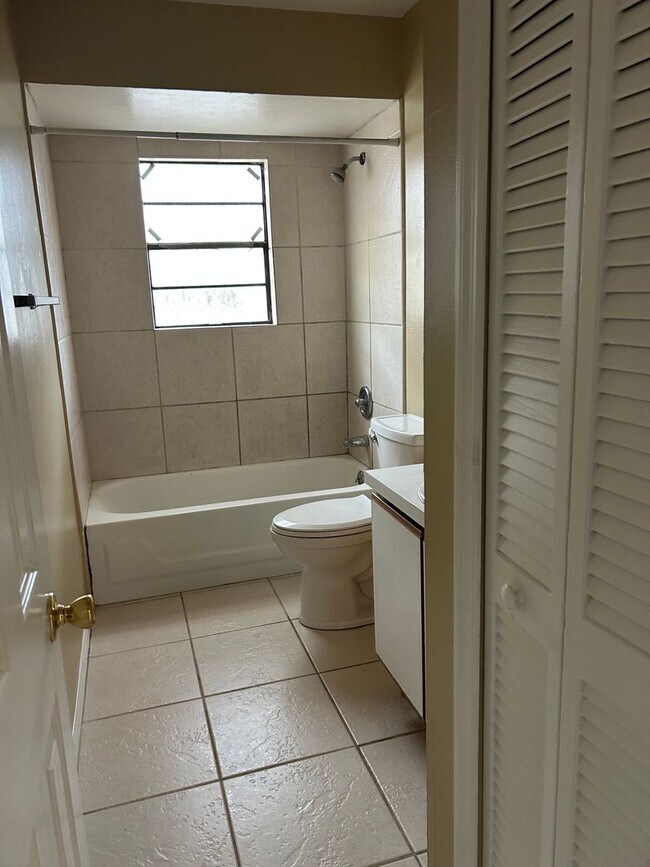 Building Photo - JUST LISTED -5 BEDROOM + BONUS ROOM - DELTONA NO PETS ALLOWED