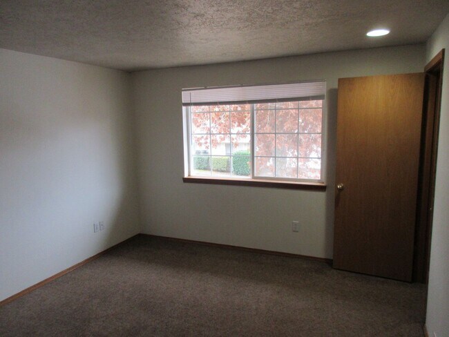 Building Photo - Two Bedroom Duplex in South Salem