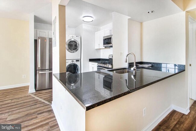 Building Photo - 2502 Markham Ln