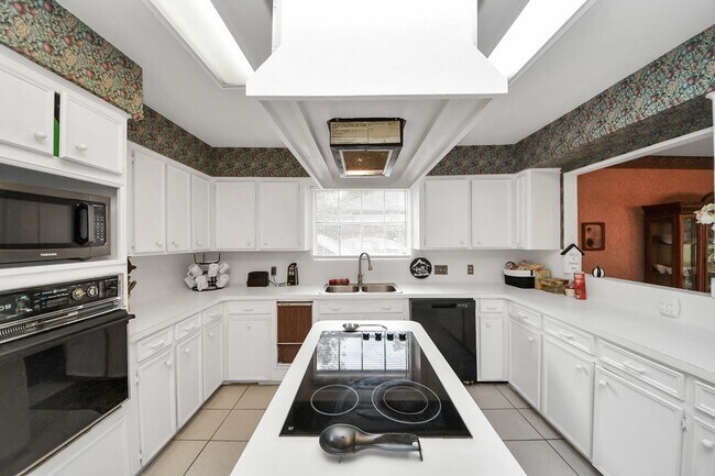 Building Photo - 17 Winged Foot Dr