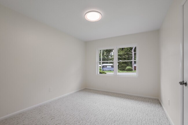 Building Photo - 2401 Jim Lee Rd