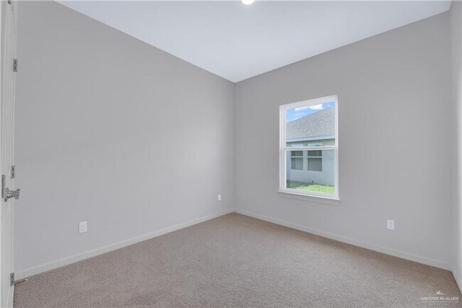 Building Photo - LARGE HOME! 3 BEDROOM!