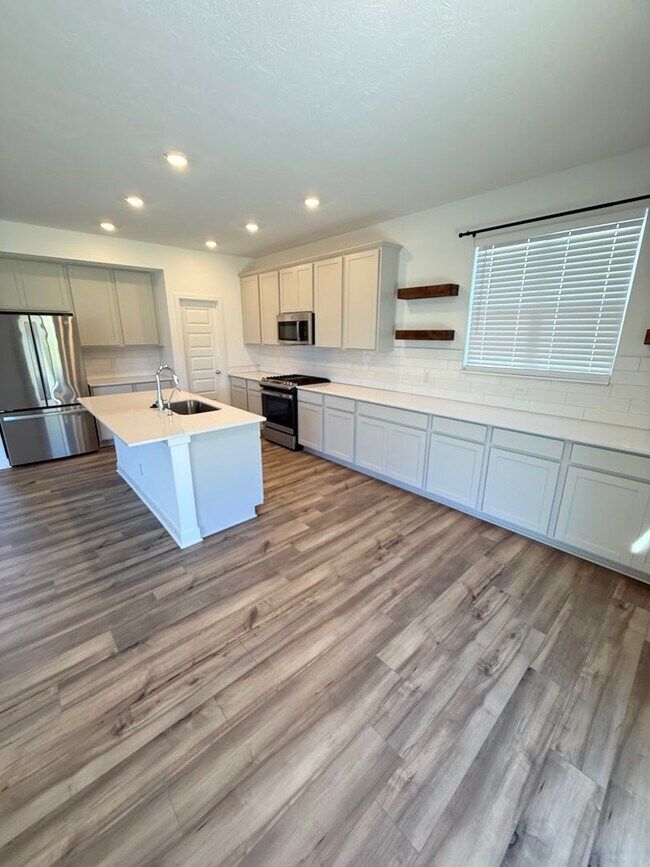 Building Photo - 1046 Elmwood Ln