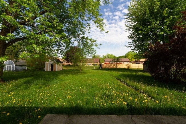 Building Photo - Updated 3 bedroom 1.5 bath home in desirab...