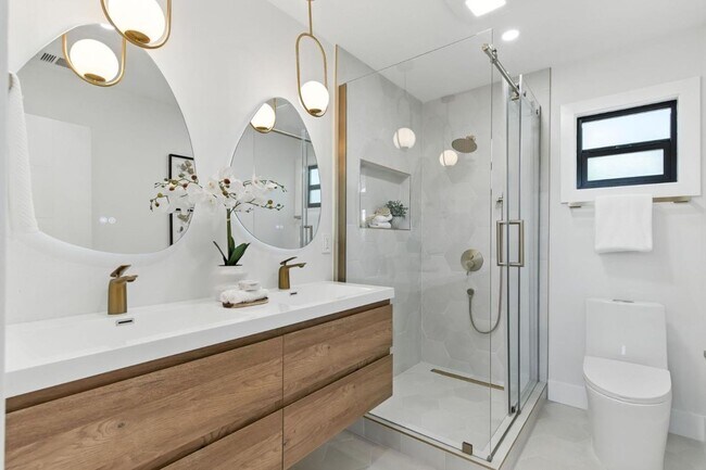Building Photo - Refined Redwood City Living: Exquisitely R...