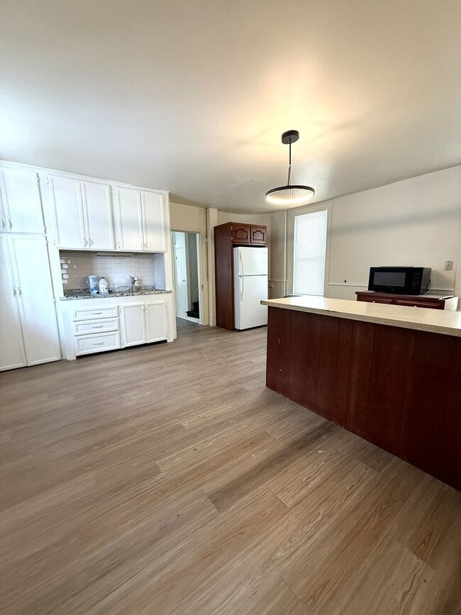 Building Photo - 704 W Main St