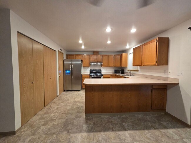 Building Photo - Charming Rambler in Gated Clearwood Community