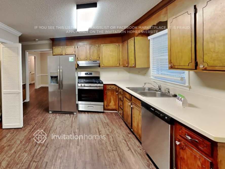 Building Photo - 10225 Woodview Cir