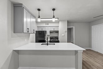 Building Photo - Winding Way Apartments