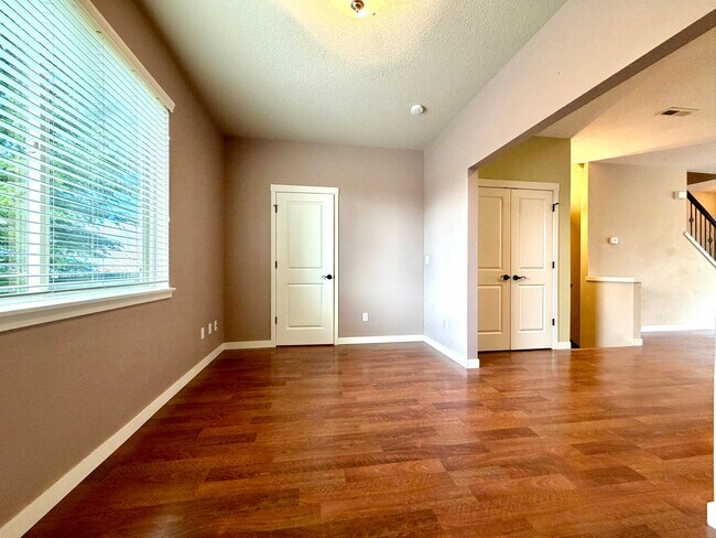 Building Photo - Sophisticated Beaverton Townhome with Mult...