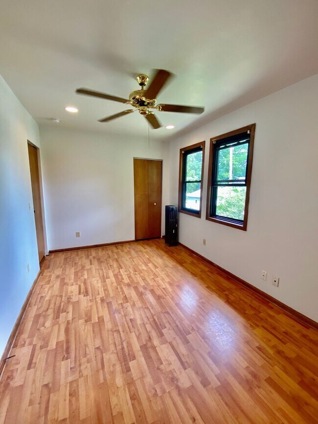 Building Photo - 207 Maple St