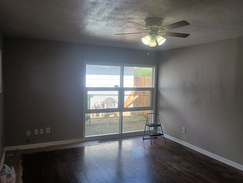 Building Photo - Room in Single Family Home on Nash Blvd