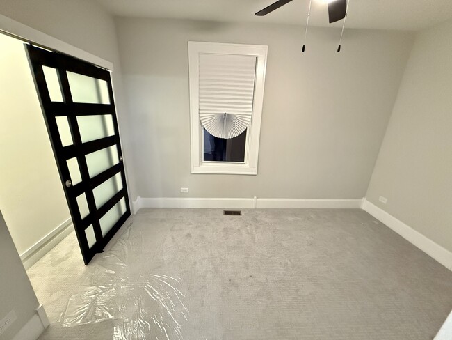 Building Photo - 5942 W Eastwood Ave