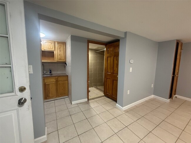 Building Photo - 337 1/2 Riverside Dr