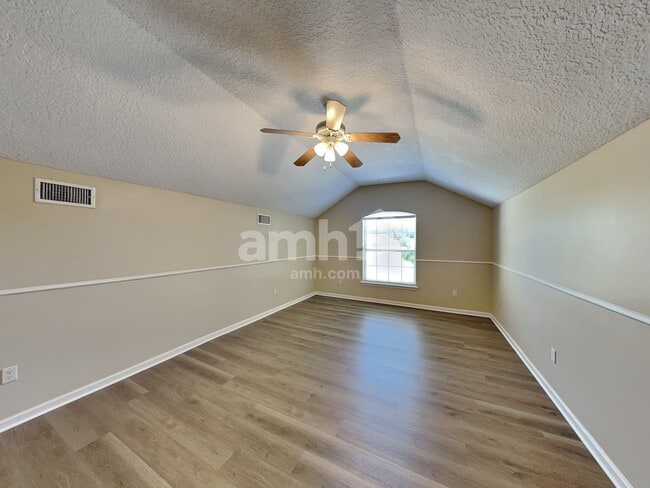 Building Photo - 1725 Dartmoor Ln