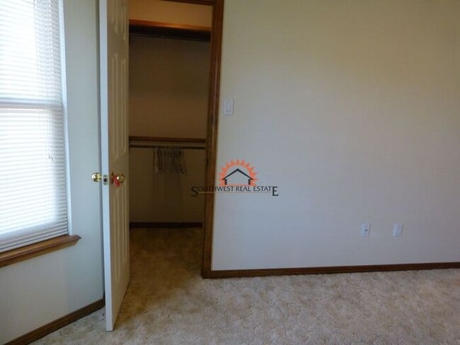 Building Photo - Spacious 4 bedroom 2 bath brick home