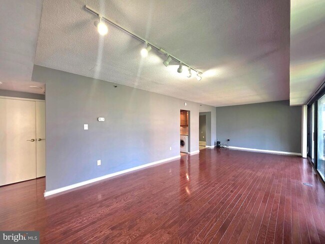 Building Photo - 1530 Key Blvd