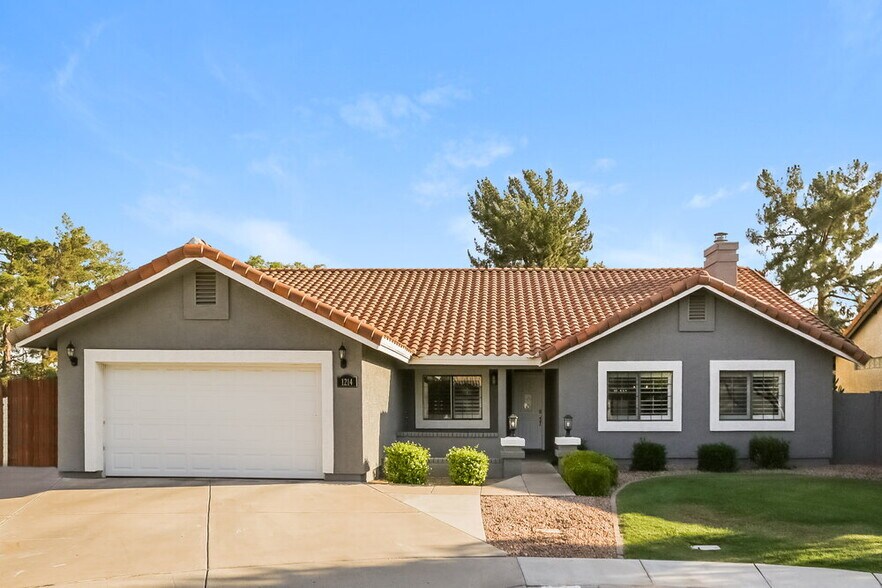 Primary Photo - 1214 E Greenway Cir