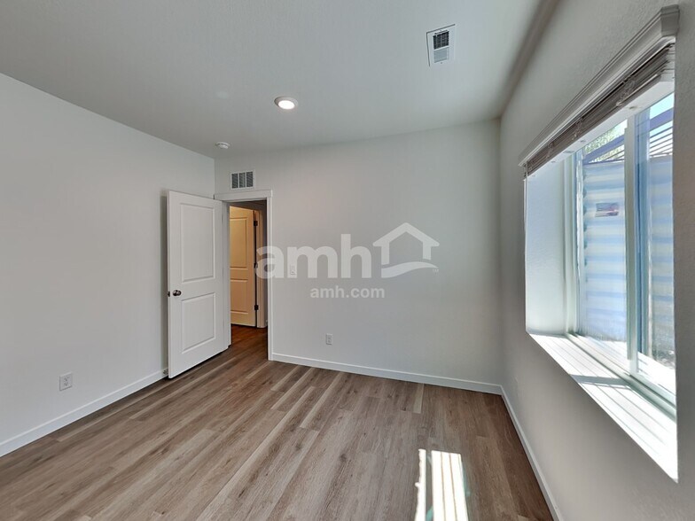 Building Photo - 26141 E Calhoun Pl